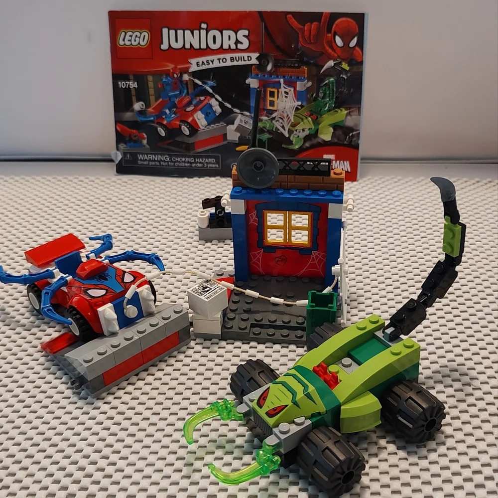 Lego Juniors 10754 Spiderman vs Scorpion Street Showdown